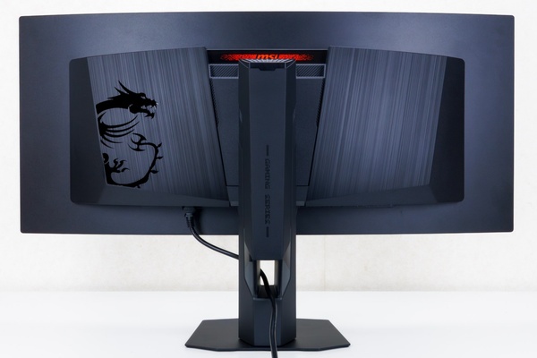 Mystic Lightによるイルミネーション機能とMSIドラゴンロゴが施された本体背面の外観