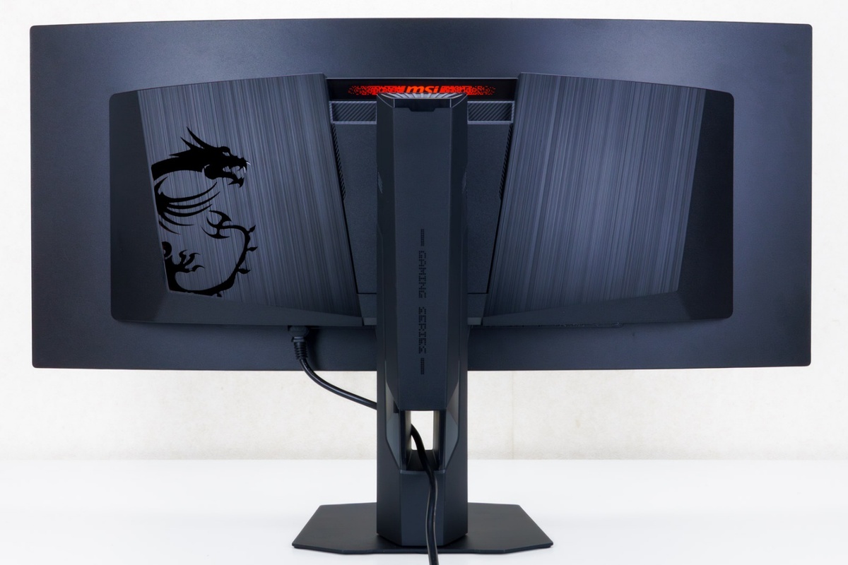 Mystic Lightによるイルミネーション機能とMSIドラゴンロゴが施された本体背面の外観
