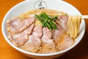 茨城の夏野菜＆ブランド豚で楽しむ♪「らーめん 又右衛門」の“ラーショ”インスパイア系ネギチャーシューメン！ 