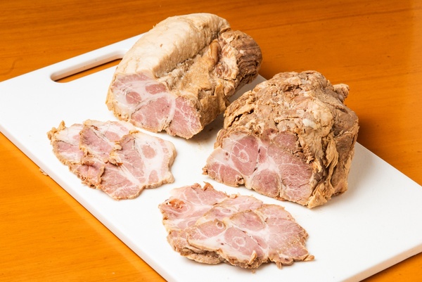 脂多め(左)と少なめ(右)が2種の部位が味わえる