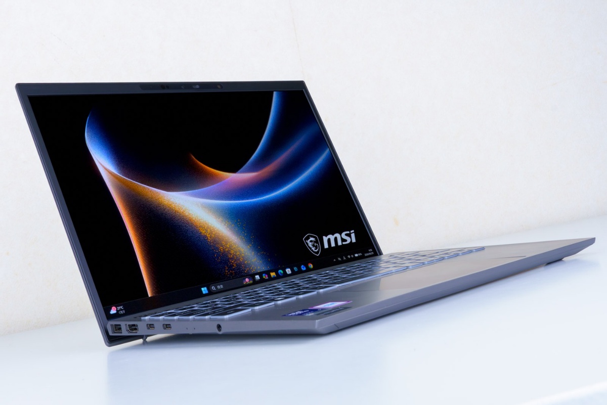MSIの13.3インチ超軽量プレミアムビジネスモバイルPC Prestige 13 AI+ A3M の本体斜め外観