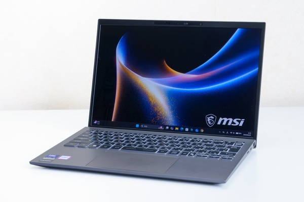 約899gの軽さを実現し片手で軽々と持ち運べるPrestige 13 AI+ A3Mの軽量設計イメージ
