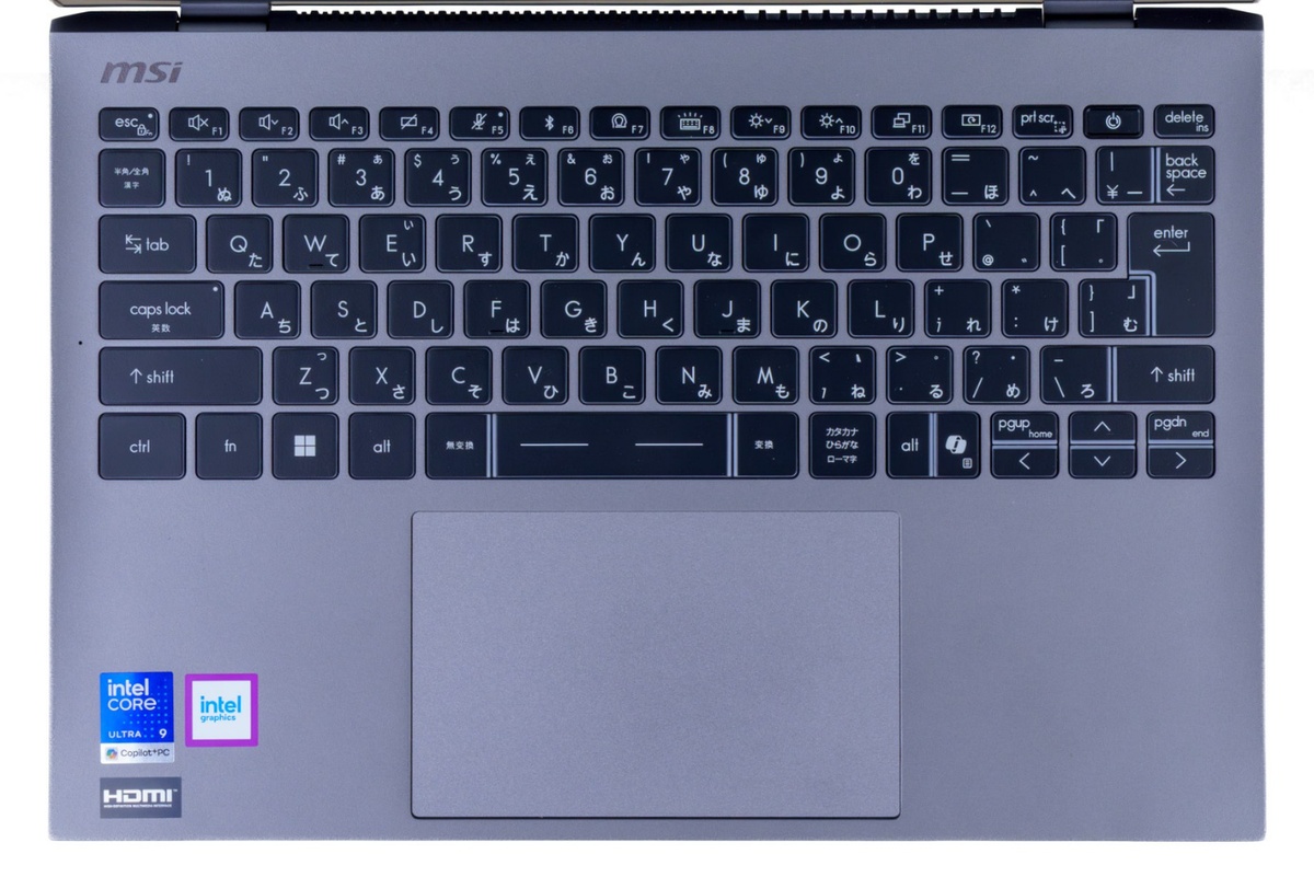 通常キーピッチを確保したアイソレーションキーボードと指紋認証センサー内蔵の電源ボタン