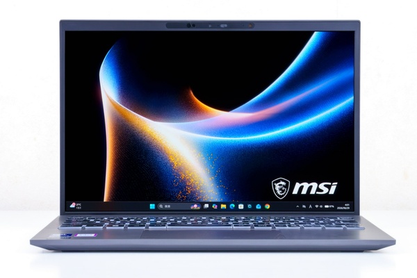 薄型軽量デザインと圧倒的なスタミナを高次元で両立したPrestige 13 AI+ A3Mの正面外観