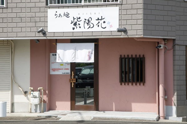 あらかじめ来店時間を指定すると、優先的に席へと案内してもらえる事前予約システムの「TableCheck」を導入。公式XやInstagramにあるURLなどから予約しよう!