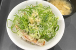 薄い、だがそれがいい！松屋「豚ネギ塩丼」100円値下げして登場
