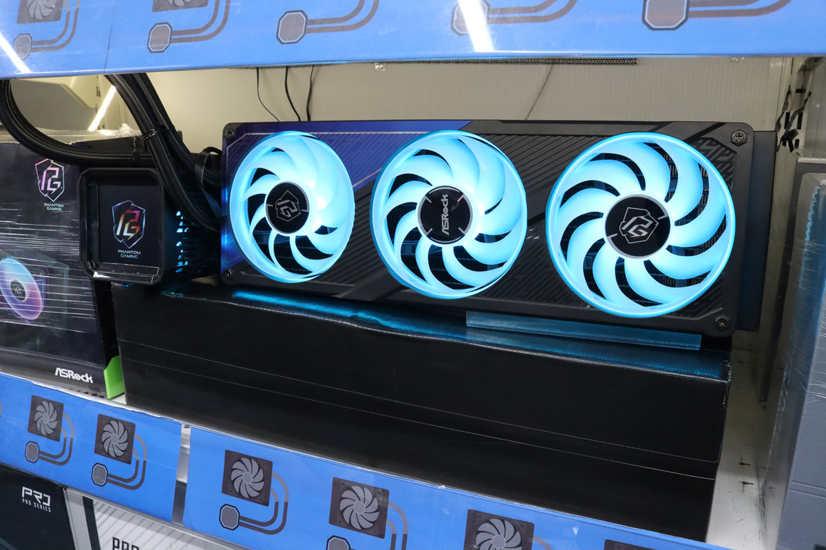 Phantom Gaming 360 LCD