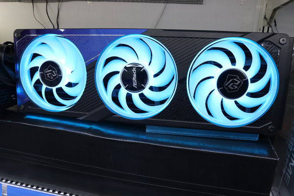Phantom Gaming 360 LCD