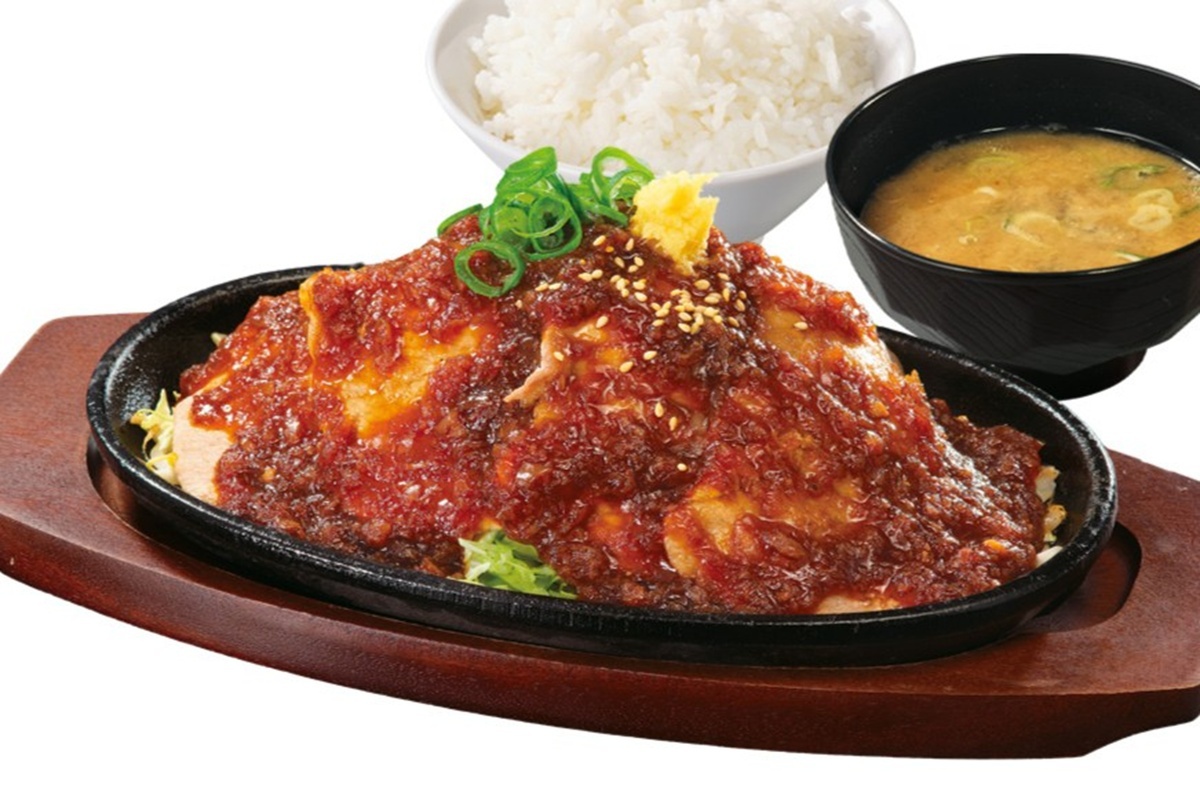 からやま本気の「しょうが焼き定食」 鉄板スタイルで熱々!