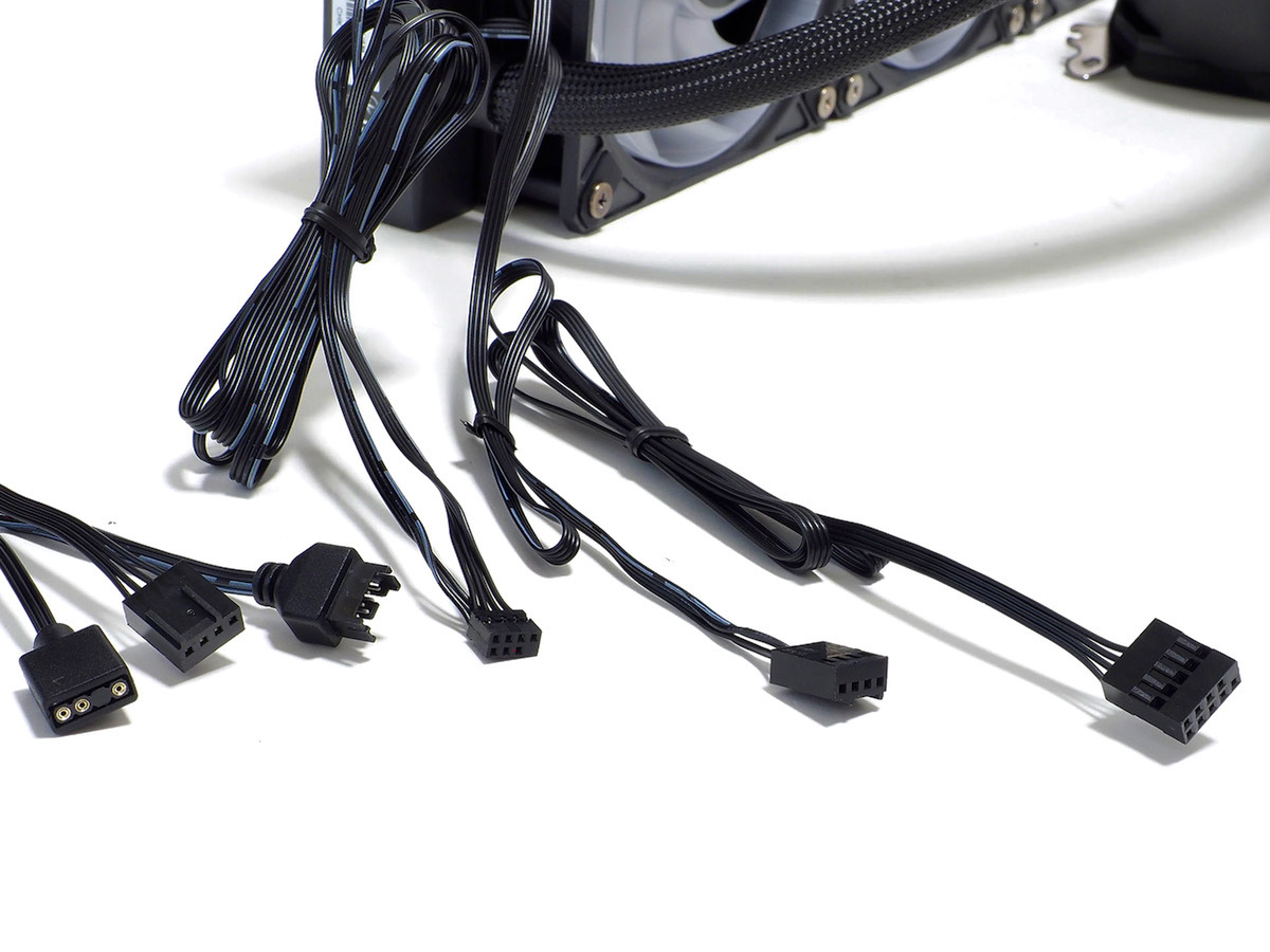 MSI独自のEZ Conn JAFコネクタから一般的な汎用PWMおよび5V ARGBヘッダーへ分岐する付属の変換ケーブル