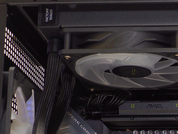 マザーボード周辺のケーブル露出を極限までゼロに抑えて美しく組み上げられたPC内部の様子