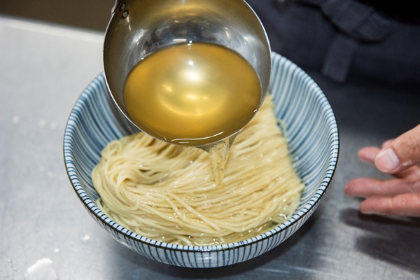 キンキンに冷やしたトマト鰹水を麺に注ぐ