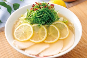 レモンぎっしり！見た目も涼しい夏ラーメン、魁力屋で登場