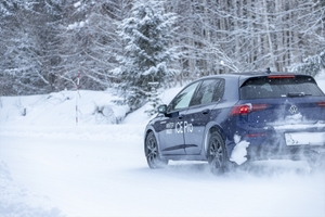 【実走テスト】ツルツル路面でも驚きのグリップ！ 氷上性能に特化したダンロップ「ICE PRO」がもたらす究極の安心感