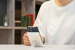 【4780円】スマホを置く・充電する・持ち歩くを全部解決するモバイルバッテリー、これ考えた人すごい