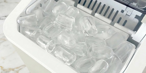 「たったの5分で氷が作れる機械」を買ったら、“生活が激変”した話。ALTENA「クイック&クリア高速製氷機/ICE-C02」 「たったの5分で氷が作れる機械」を買ったら、“生活が激変”した話。ALTENA「クイック&クリア高速製氷機/ICE-C02」