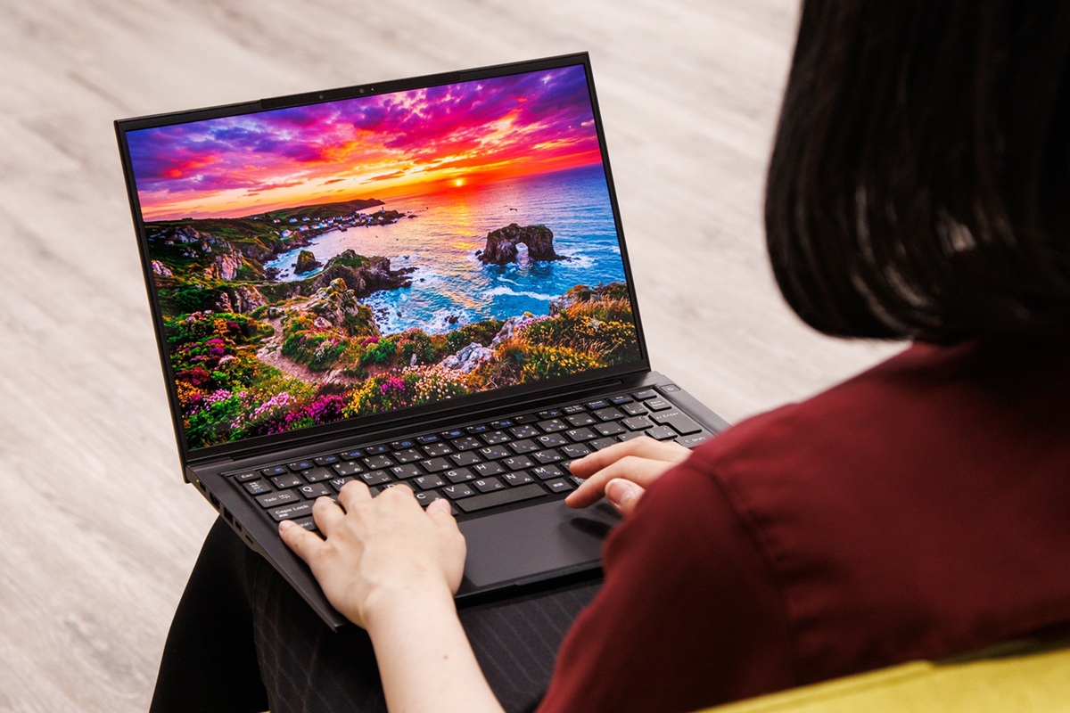 ASCII.jp：14型で約0.84kgの超軽量モバイルPC！CPUはCore Ultra