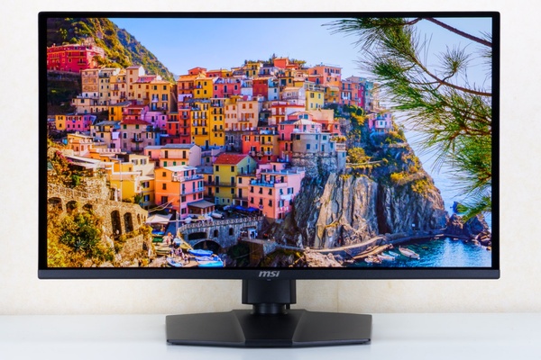 輝度200nitsピーク時400nitsと約10億7300万色による発色の良さを示す高画質表示画面