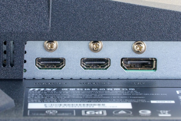 HDMI 2.1を2基とDisplayPort 1.4aを1基備える背面のインターフェースと内蔵電源コネクタ