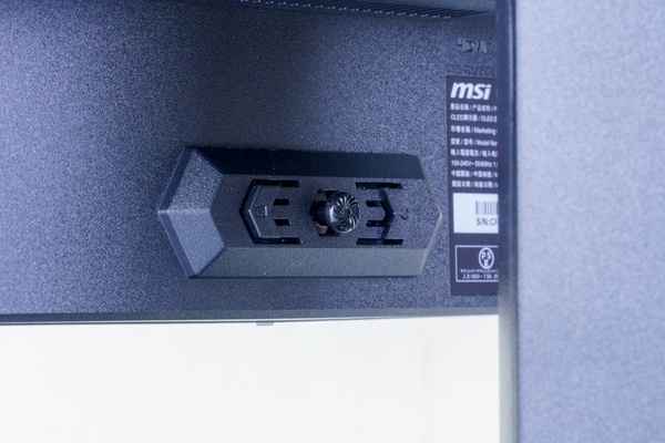 OSD操作を直感的かつ快適に行える背面のジョイスティックタイプNaviキー