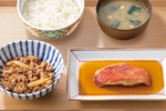 地味にうれしい！吉野家に「金目鯛の煮付け」定食、ご飯おかわり無料