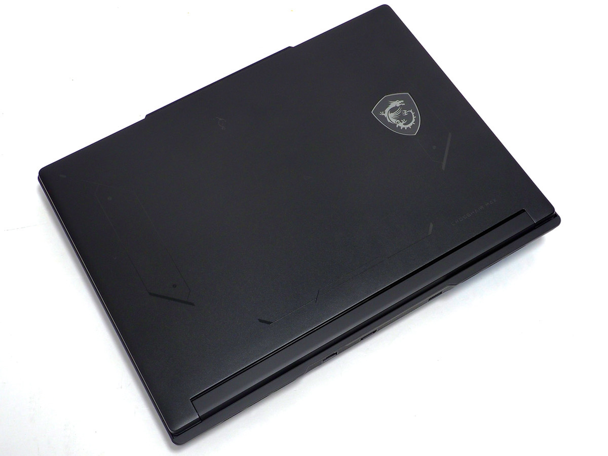 RGB LEDライトアップが施された天板中央のMSIドラゴンエンブレム
