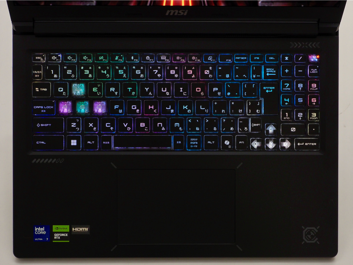 24ゾーンRGB LEDバックライトで鮮やかに発光するキーボード面