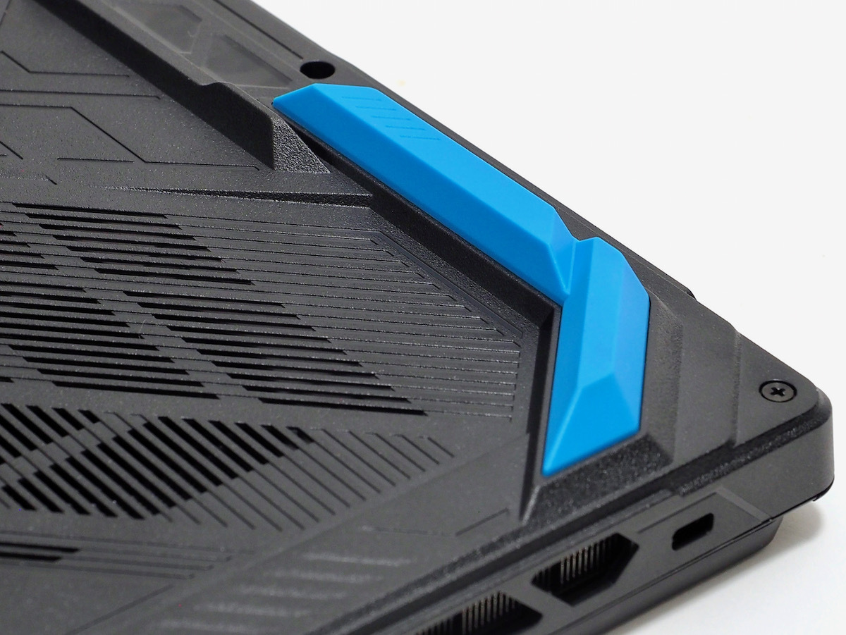 内部の冷却機構Cooler Boostが透けて見える底面の大型吸気スリット