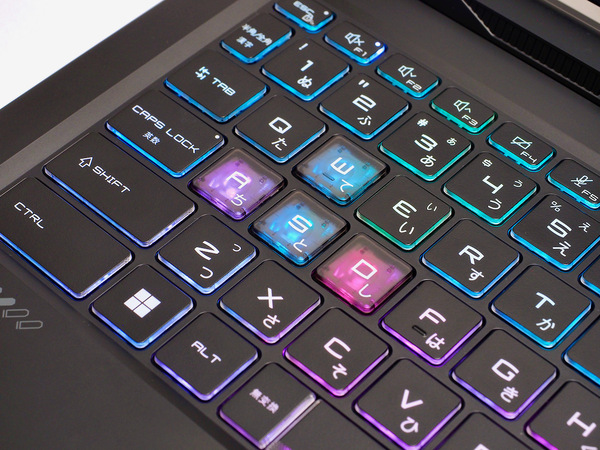 WASDキーや矢印キーに採用されたライティングが映えるシースルーキーキャップ