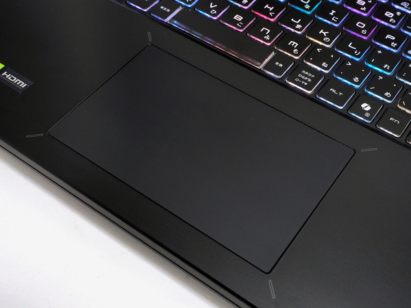 滑らかな操作感を実現する大型タッチパッド構造