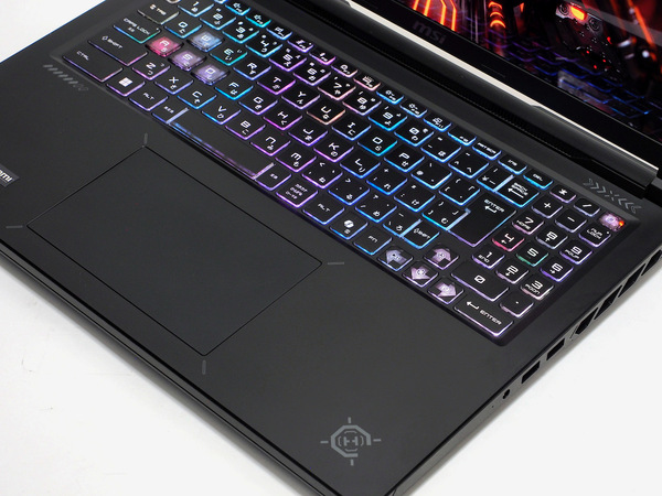 Crosshair照準モチーフのプリントパターンが施されたキーボード面パームレスト