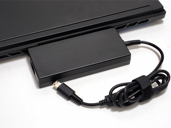 CPUとGPUの合計最大200W給電に対応する定格240Wの付属ACアダプター