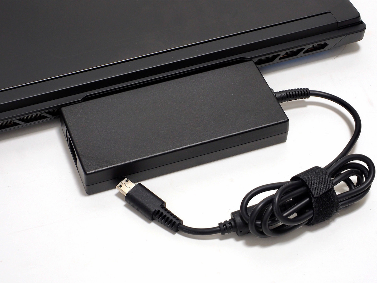 CPUとGPUの合計最大200W給電に対応する定格240Wの付属ACアダプター