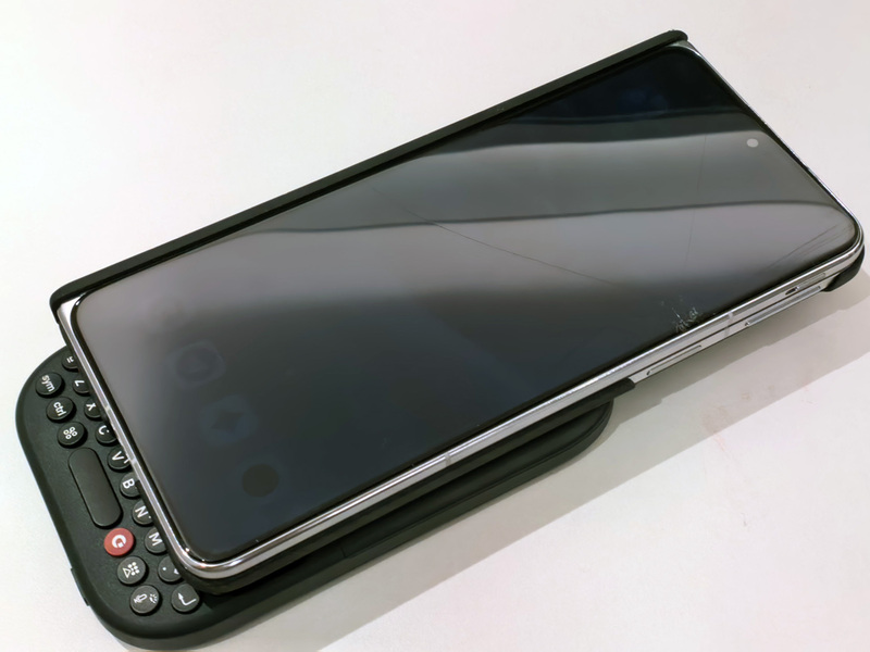 スマホにピタッ！ 使わない時は隠せるMagSafeキーボード「Clicks Power