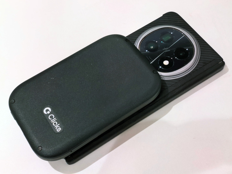 スマホにピタッ！ 使わない時は隠せるMagSafeキーボード「Clicks Power