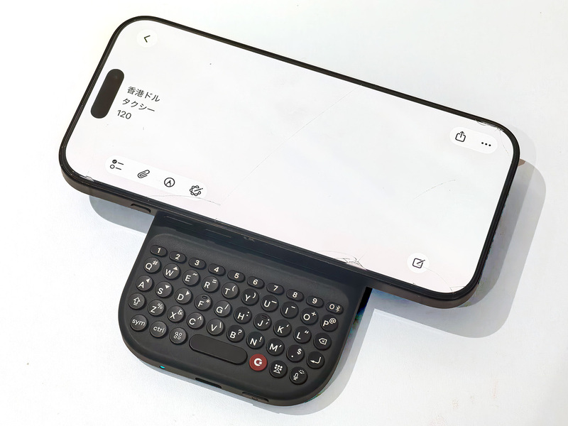 スマホにピタッ！ 使わない時は隠せるMagSafeキーボード「Clicks Power