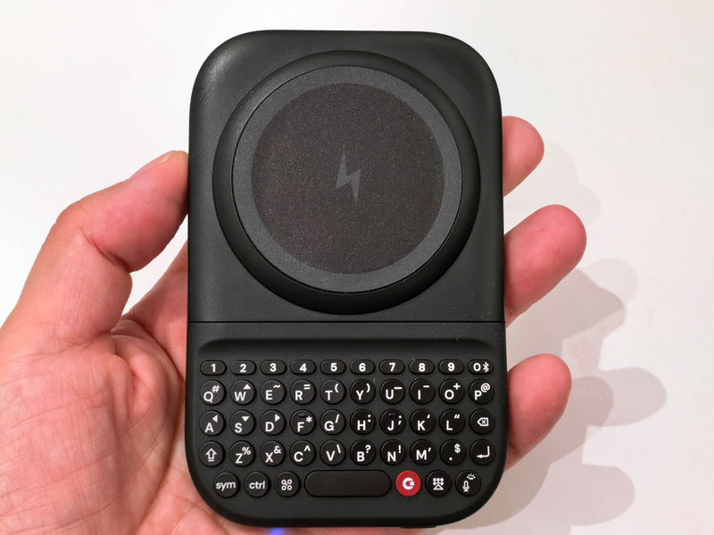 スマホにピタッ！ 使わない時は隠せるMagSafeキーボード「Clicks Power