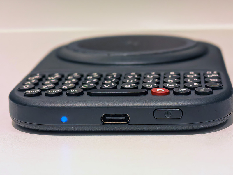スマホにピタッ！ 使わない時は隠せるMagSafeキーボード「Clicks Power