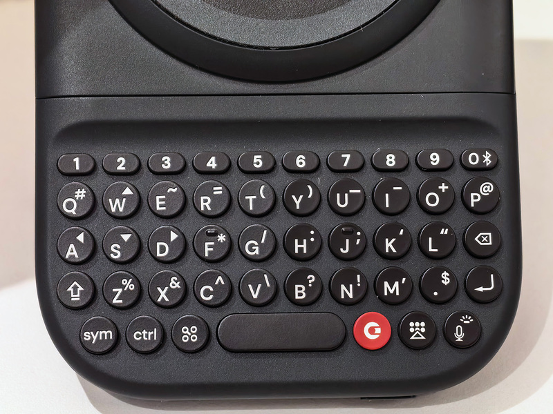 スマホにピタッ！ 使わない時は隠せるMagSafeキーボード「Clicks Power