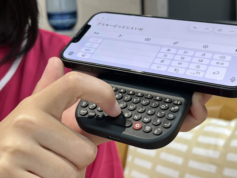 スマホにくっ付くミニキーボード！触ってわかる夢の使い勝手と打ち心地