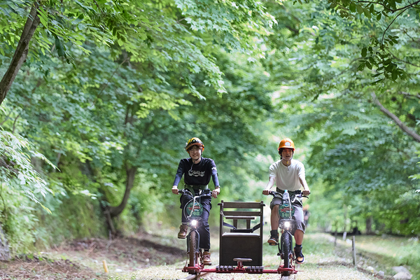 大自然がいっぱいの岐阜県飛騨エリアへ！ 廃線レールのサイクリングや沢登りを満喫する1泊2日旅