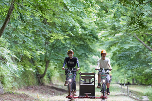 大自然がいっぱいの岐阜県飛騨エリアへ！ 廃線レールのサイクリングや沢登りを満喫する1泊2日旅
