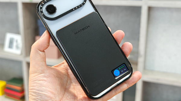 やばいほど便利だぞ、“薄さ6.9mmで画面付き”のモバイルバッテリー。もう「これ一択」だわ。