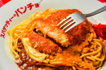 カレーに「カツ玉」がドーン！ 欲望まみれの極太スパ