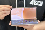 iPhoneとほぼ同じ軽さのモトローラ「折り畳みスマホ」を使ってみた、価格も安くて感動！