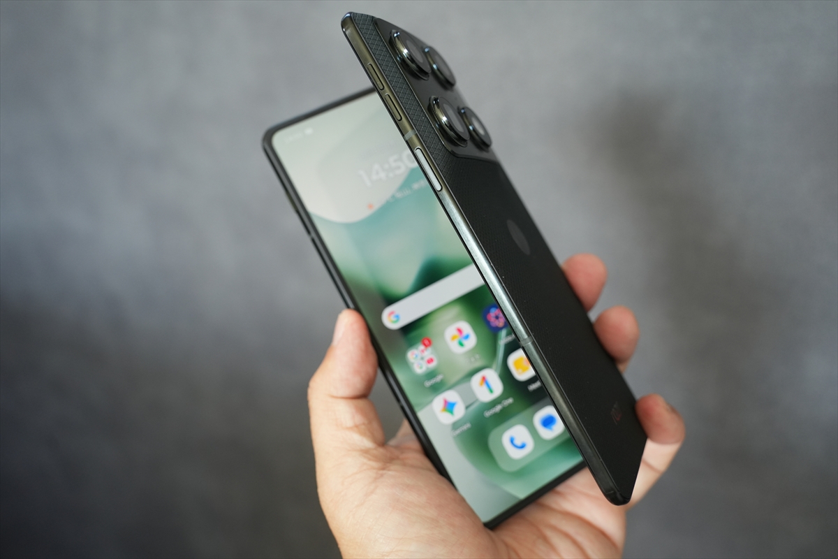 カバー画面でSNS、開いて3アプリ同時起動。モトローラの横折りスマホ「razr fold」が使いやすすぎた