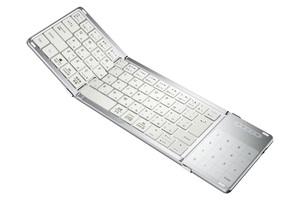 折り畳めば手帳サイズ!? タッチパッド＆テンキー搭載のワイヤレスキーボード