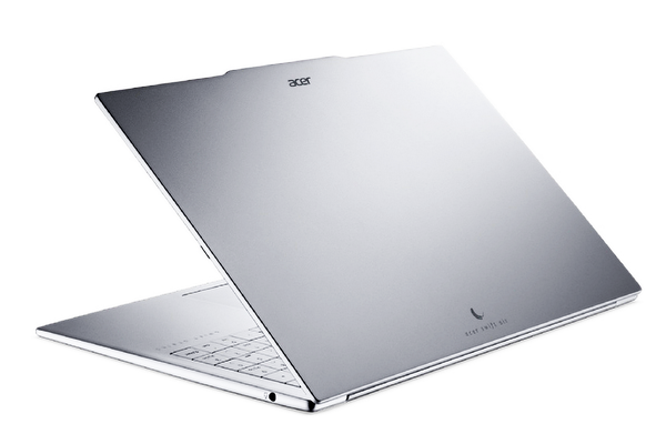 16型で990g「Swift Air 16」発表