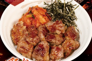 松屋に「炙り中落カルビ丼」！ 1280円で本日から【70店舗限定】