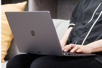 知ってます？ 最近のビジネスノートPC、軽いのに“約2日”もバッテリー持つんです。驚きの「最大50.8時間駆動」